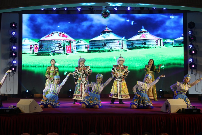 2016文藝匯演集團(tuán)機(jī)關(guān)表演董事長(zhǎng)作品《接風(fēng)洗塵》