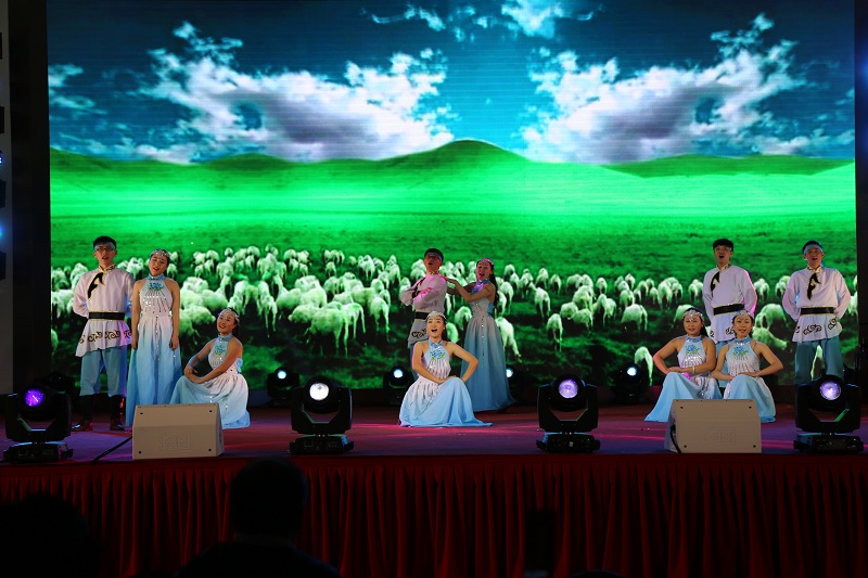 2015年文藝匯演京科電廠表演董事長(zhǎng)作品《我是一條小河》